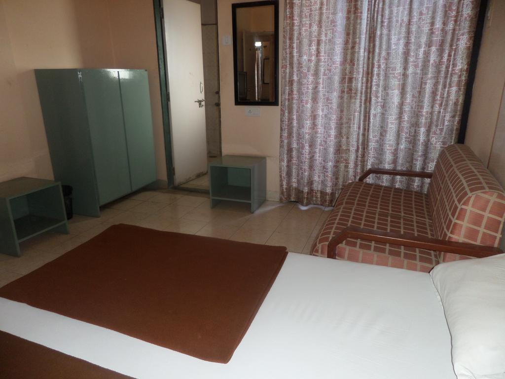 Oyo Flagship 37830 Hotel Aakar International Sātāra Exterior foto