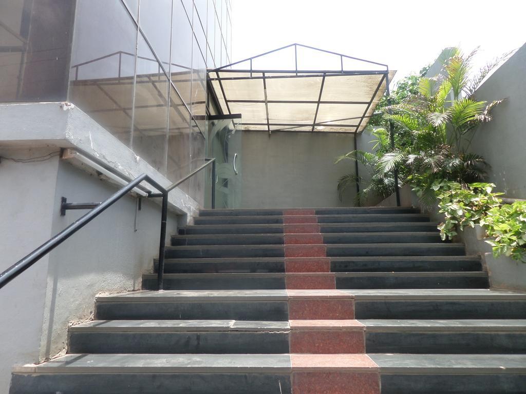 Oyo Flagship 37830 Hotel Aakar International Sātāra Exterior foto